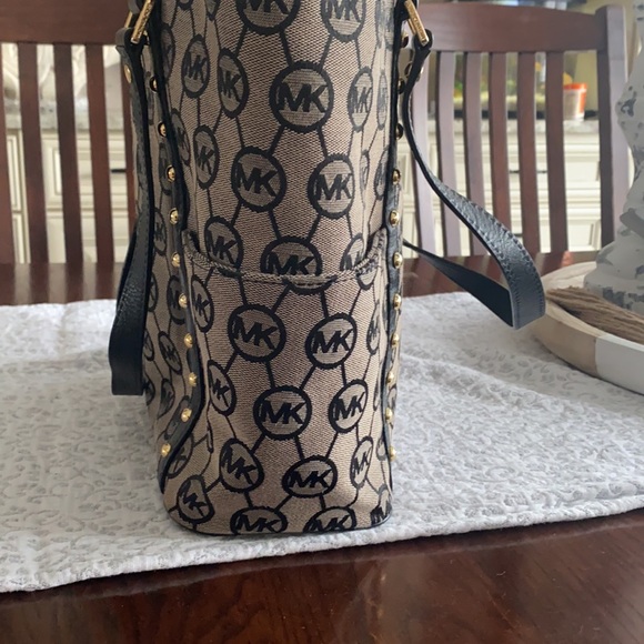 Michael kors purse - Picture 7 of 9